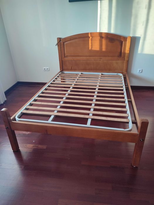 Cama de casal em bom estado