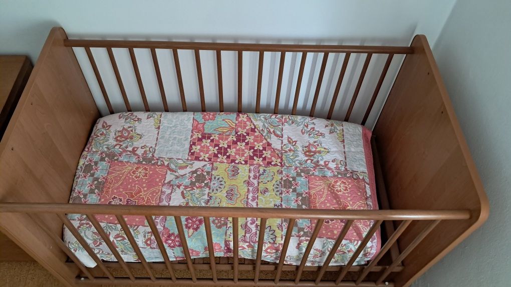 Cama de grades de bebé