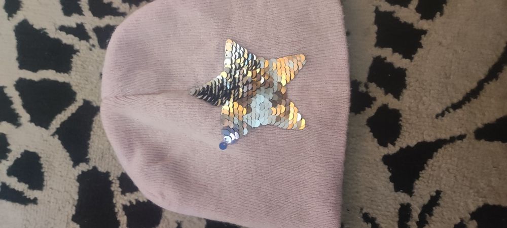 Гарна тепленька шапочка для дівчаток