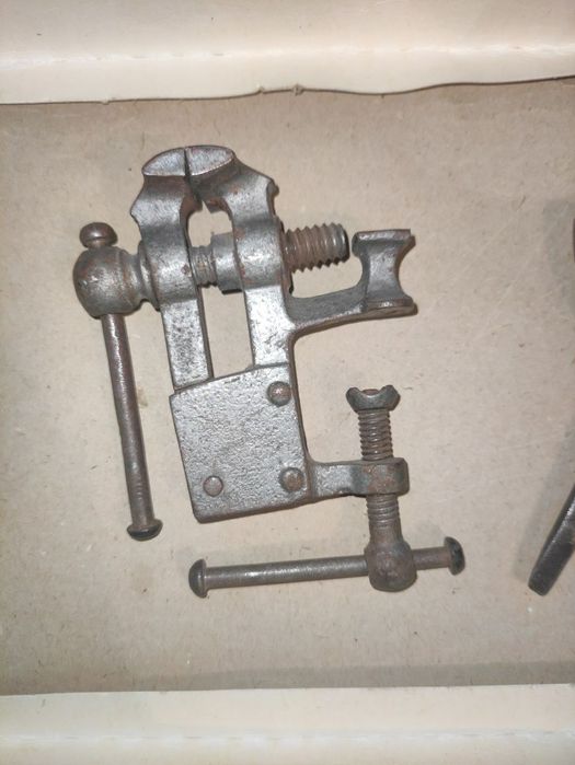 Тиски старинные малогабаритные и ретро разводной ключ