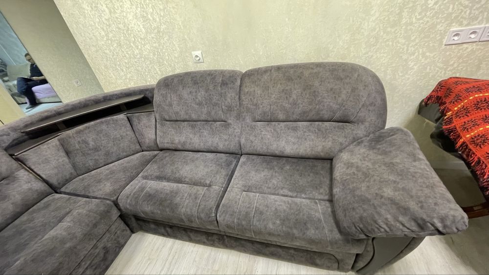 Диван темно сірого кольру