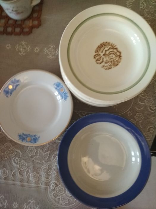 Тарелки  мелкие и глубокие. Баночки для сыпучих