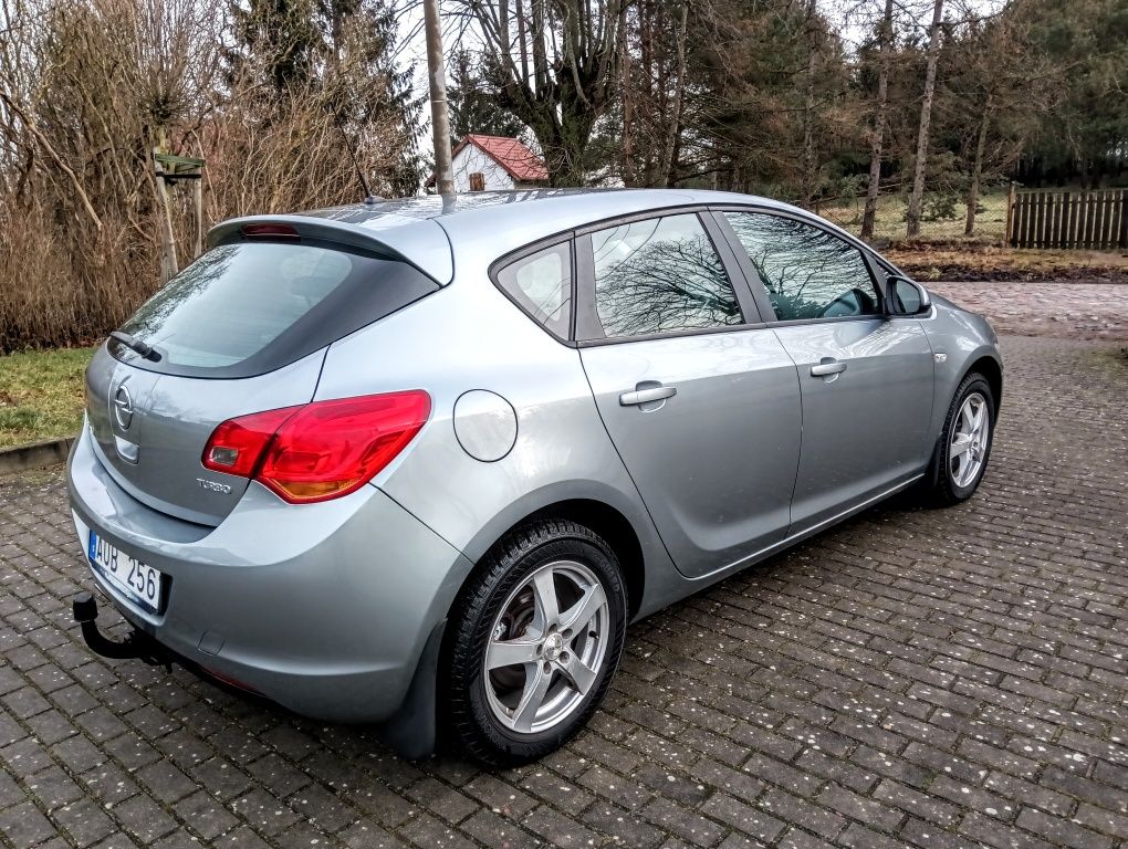Opel Astra J 1.4b niski przebieg/klimatyzacja/alufelgi