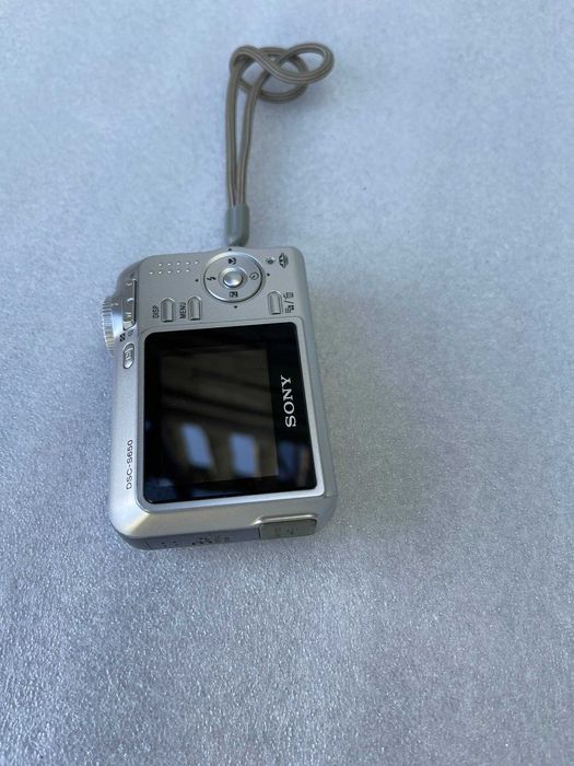 Sony Cyber-shot DSC-S650.