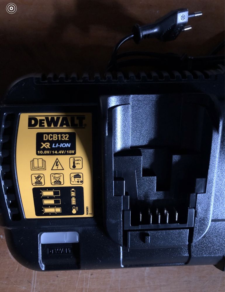 Зарядний пристрій DeWALT DCB132