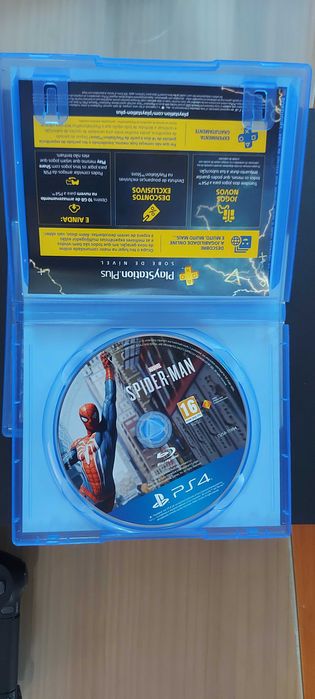 PS4 Pro 1TB + comando original + 4 jogos