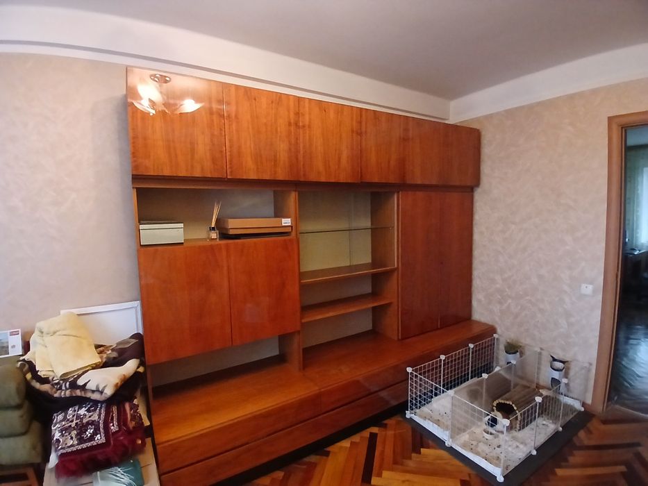 Стінка в доброму стані для спальні чи вітальні