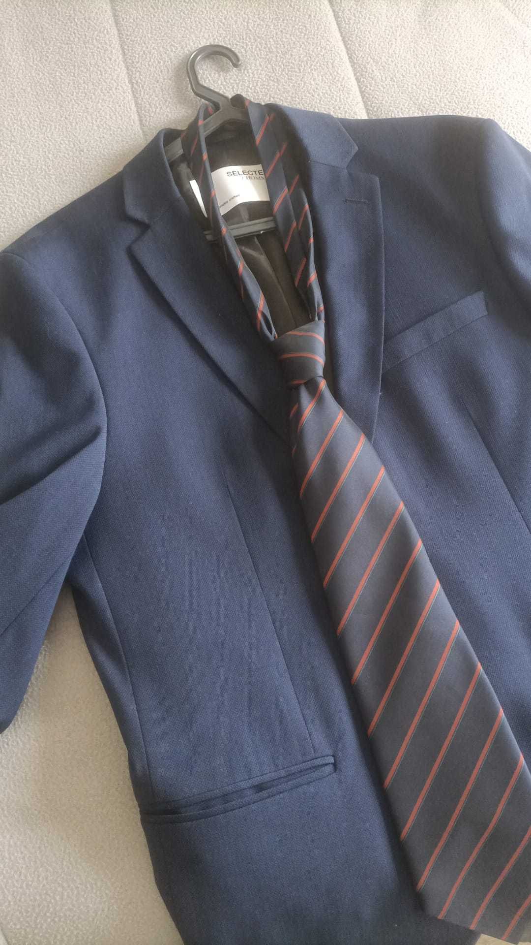 Fato azul usado apenas uma vez
