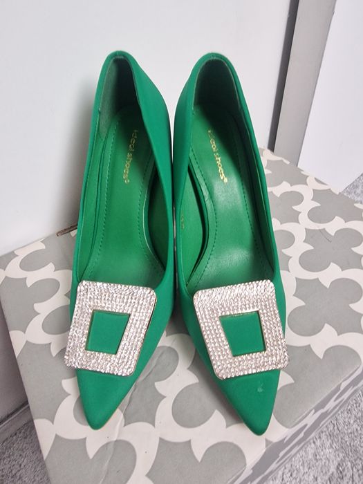 Szpilki zielone z klamrą z cyrkoniami