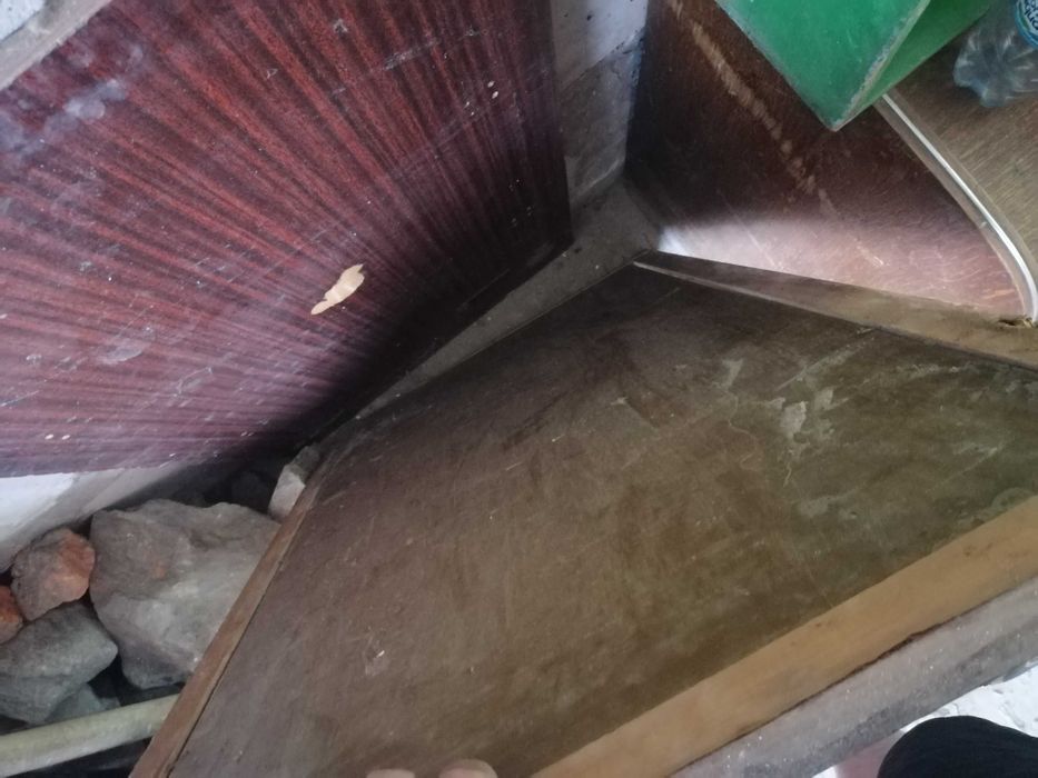 Зеркало в деревянной раме