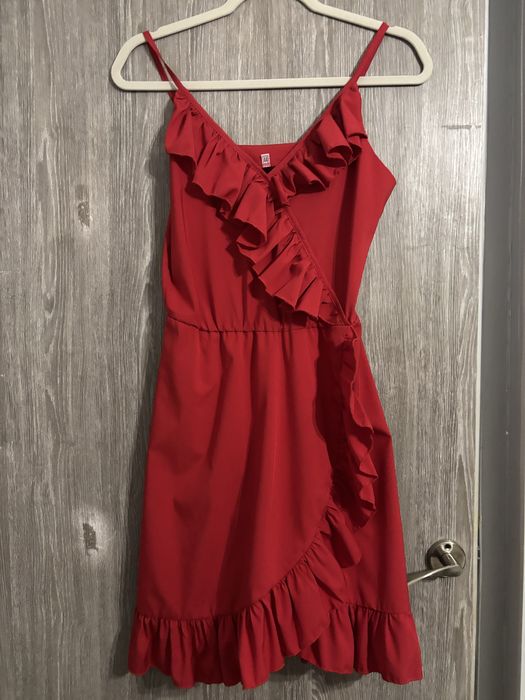 Червона коротка сукня з вирізом