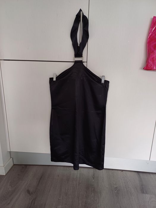 Vestido preto aperta pescoço