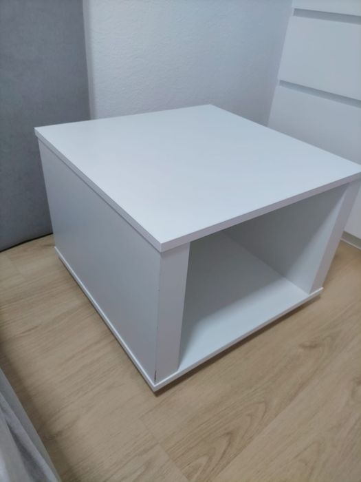 Vendo cama de solteiro mais mesinha