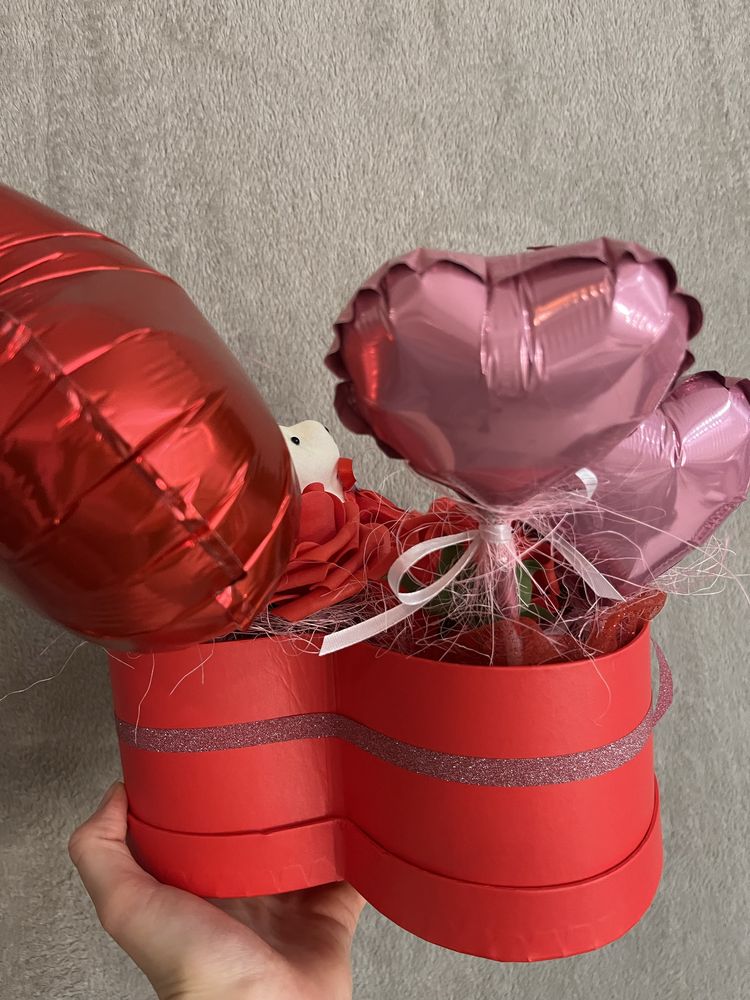 Box walentynkowy ze sztucznymi rózami i balonami w ksztalcie serca