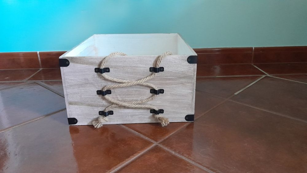 Caixa decorativa/arrumação com cordas dos lados a servirem de pegas