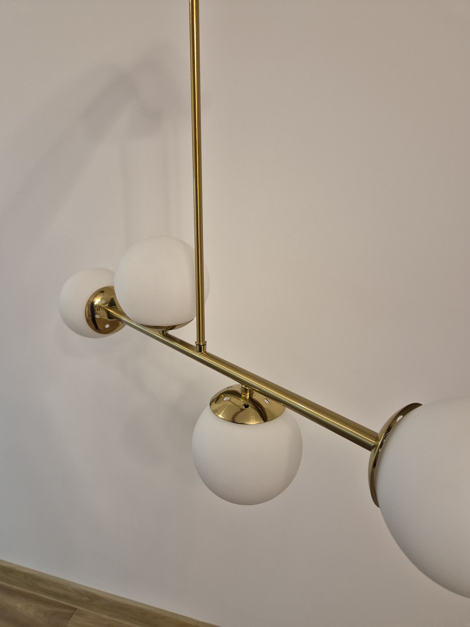 Lampa złota z białymi kloszami do pokoju, kuchni