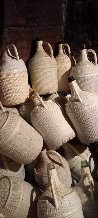 Garrafões de vidro revetidos de platico e novos sem usar