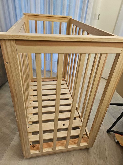 Łóżeczko 140 x 70 na kółkach z materacem