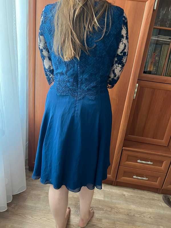 Niebieska sukienka z koronką