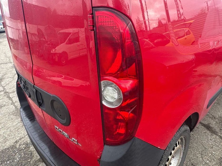 LAMPA TYLNA PRAWA FIAT DOBLO 2010R