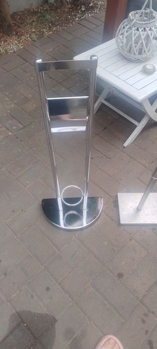 Stojak łazienkowy na papier i ręczniki