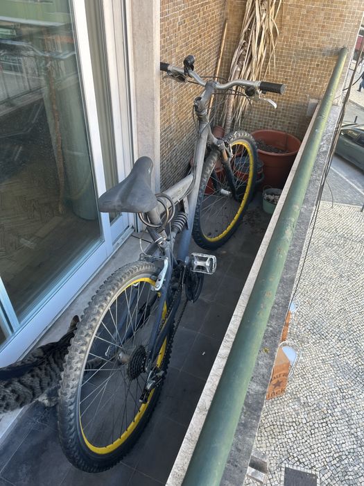 Bicicleta BTT suspensão total