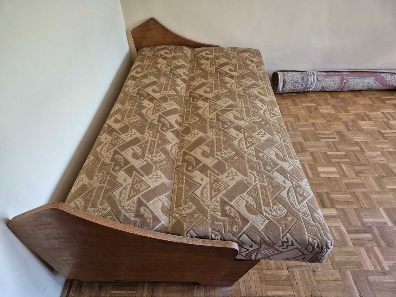 Dwie wersalki wygodne, czyste, sprawne.