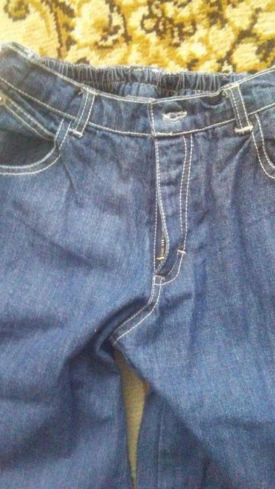 Широкі прямі джинси