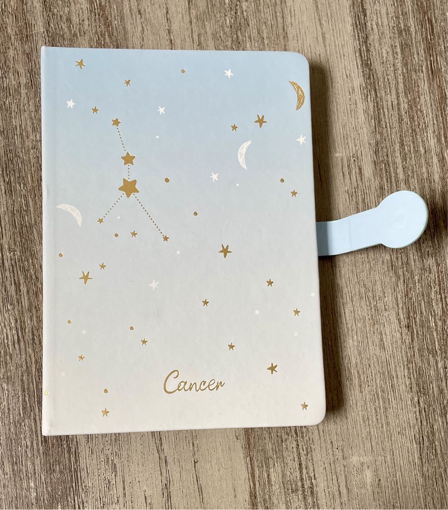 Caderno ou diário azul e dourado do signo caranguejo