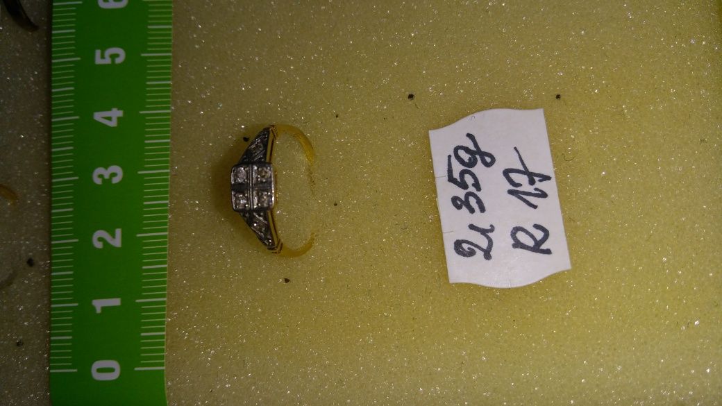 Pierścionek złoty z diamentem w cenie 3200 zł.