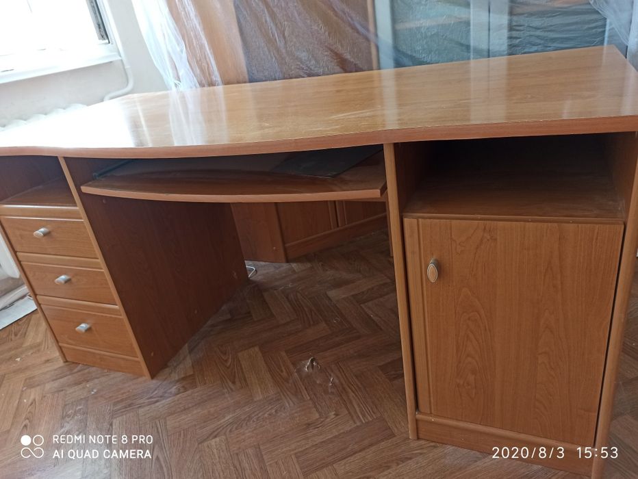 Терміново продається великий письмовій стіл. Вир. Польща..