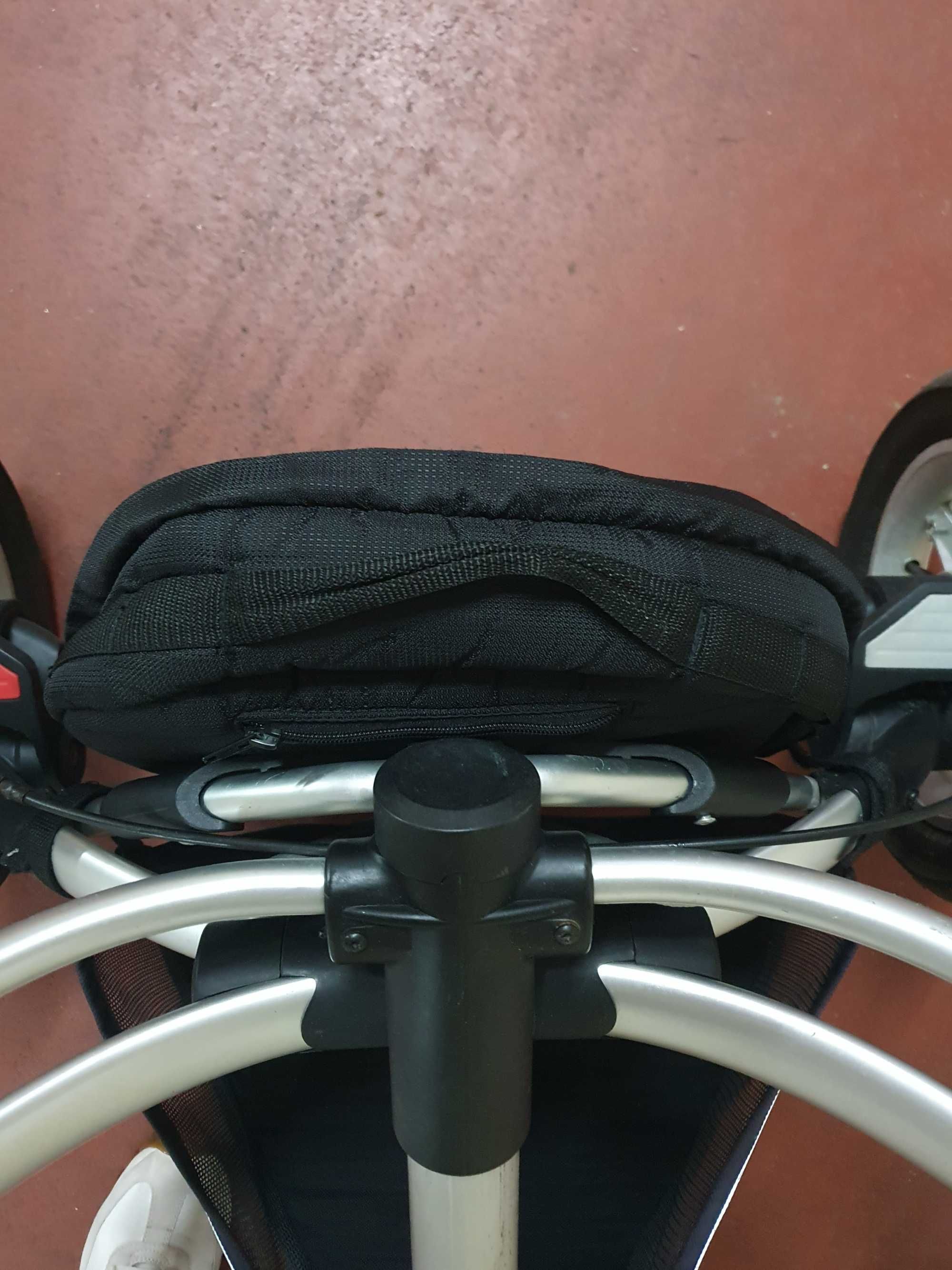 Mala de apoio ao carrinho quinny.
