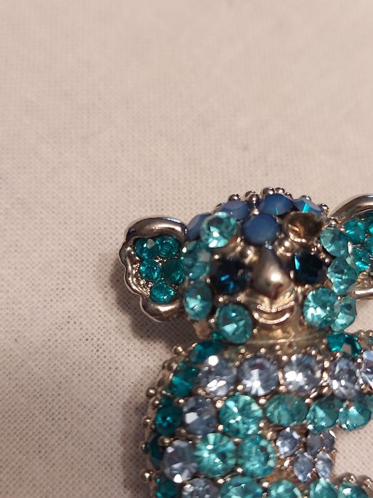 Broche / Pregadeira Koala, com brilhantes.
