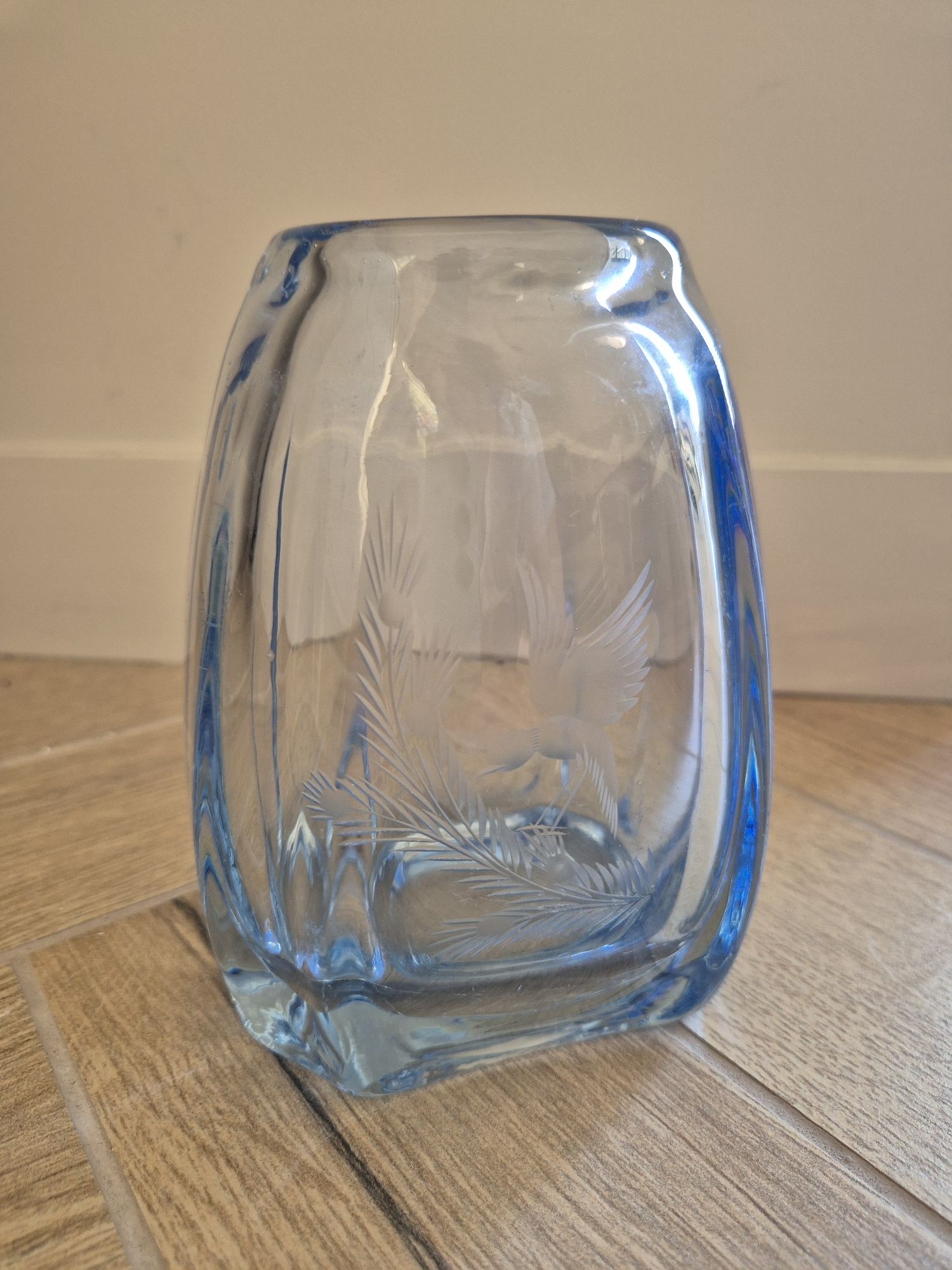 Elegancki szklany wazon Kosta Boda z motywem ptaka - 15 cm