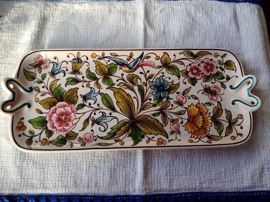 Torteira antiga em cerâmica pintada à mão