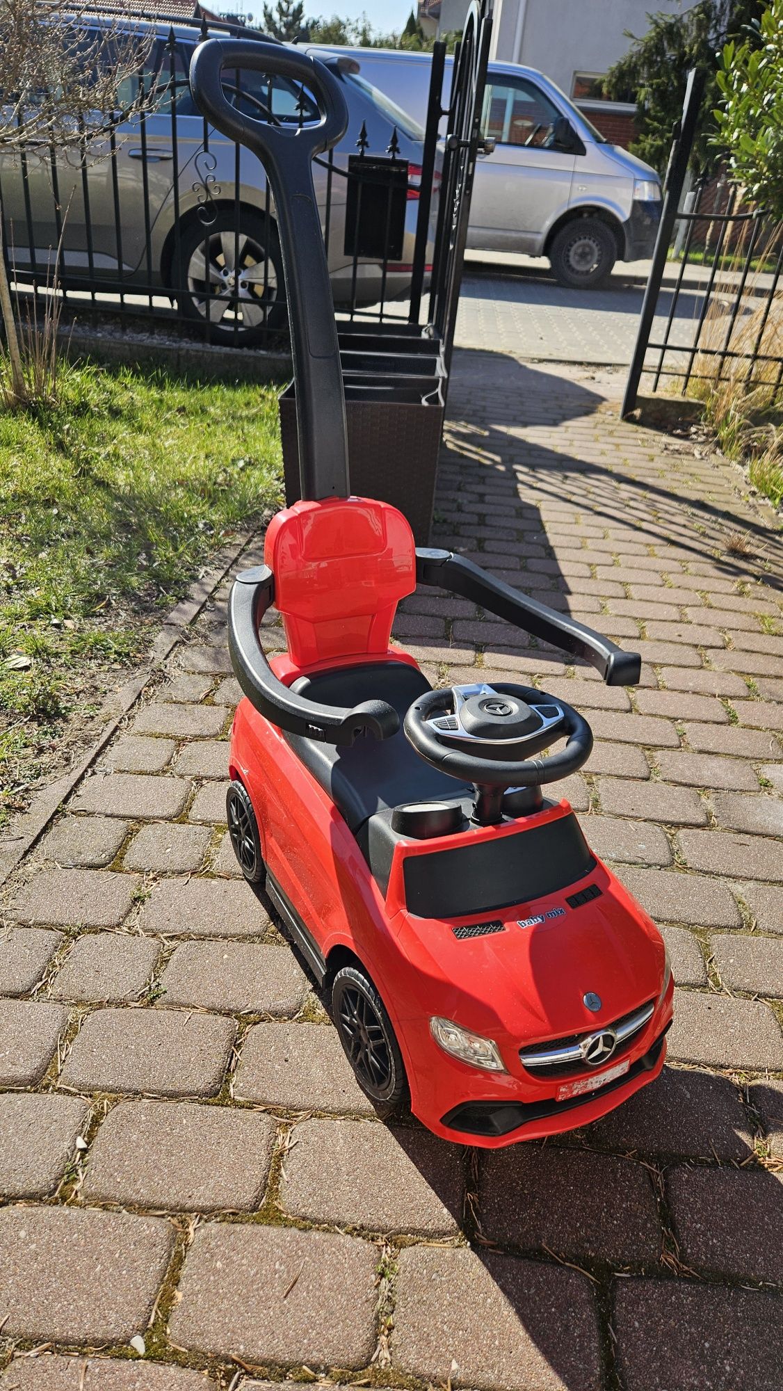 Mercedes autko jezdzik czerwony