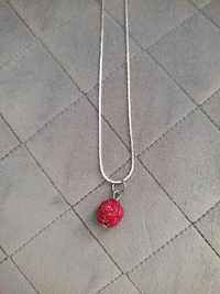 Łańcuszek z zawieszką w kształcie różyczki