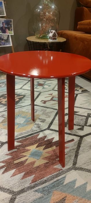 Stolik metalowy czerwony