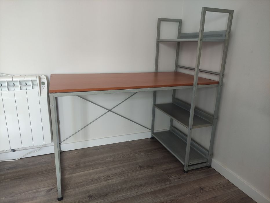 Secretária com prateleiras