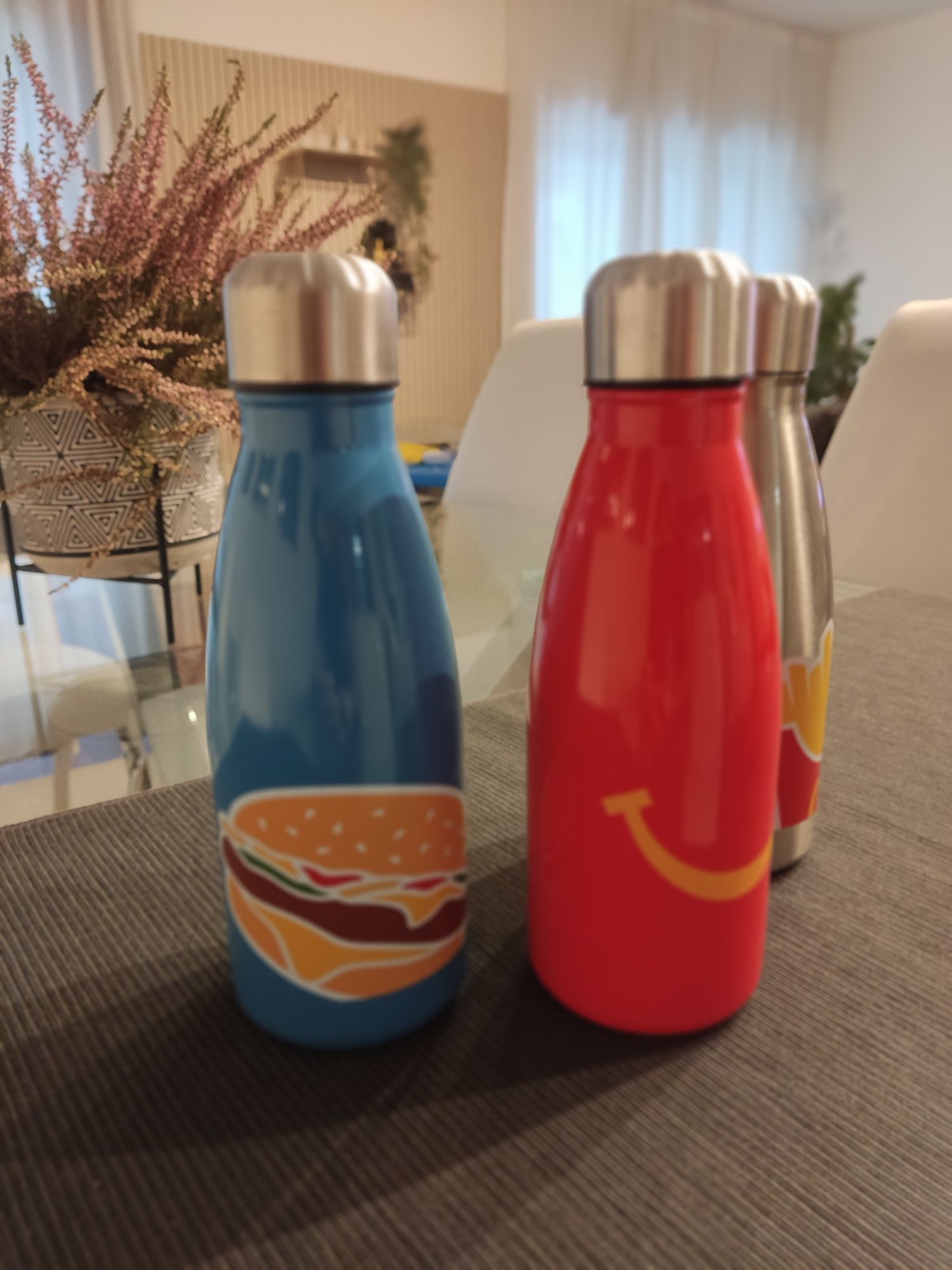 Garrafas em metal macdonalds