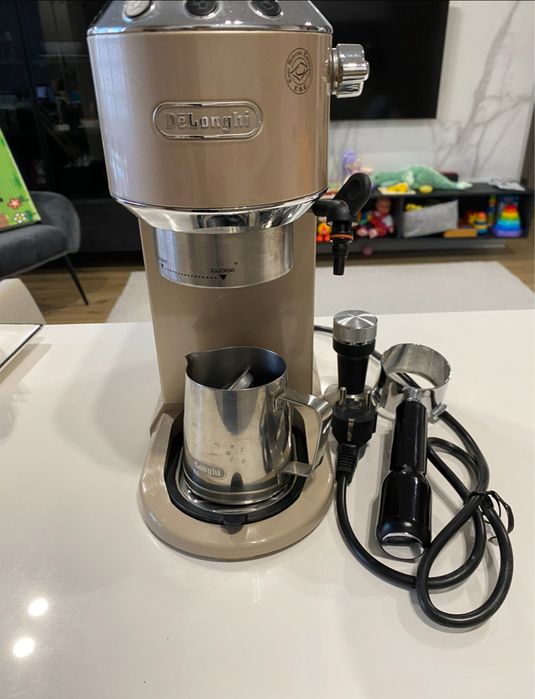 Ріжкова кавоварка еспресо Delonghi Dedica EC 785.BG