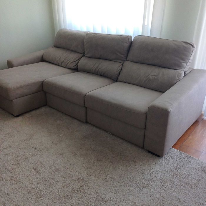 sofá cama com chaise-longue e arrumação