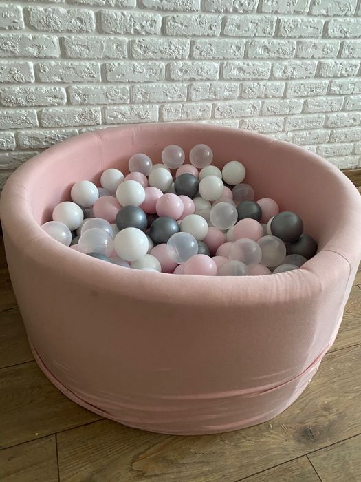 Басейн з кульками