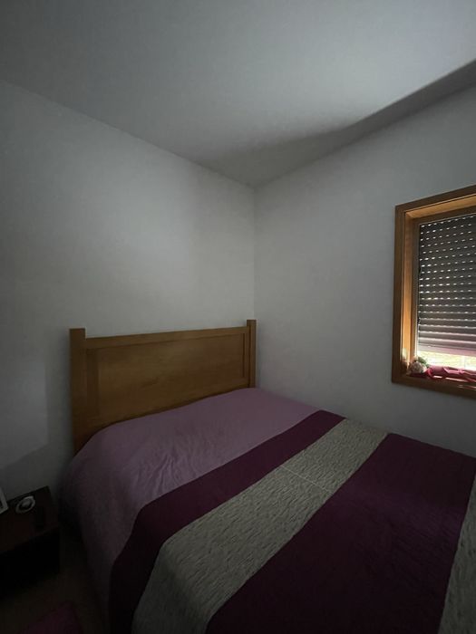 Cama de casal em madeira, estrutura robusta e resistente