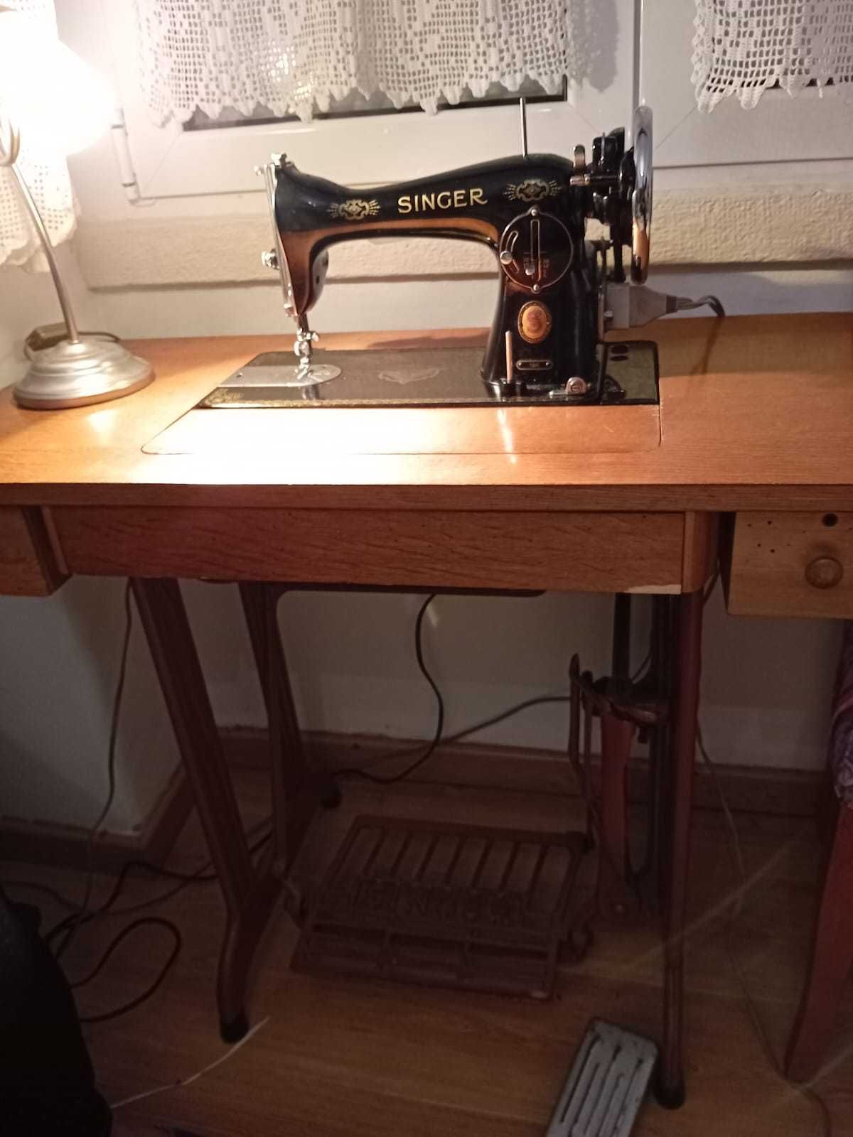 Máquina de costura Singer com mesa