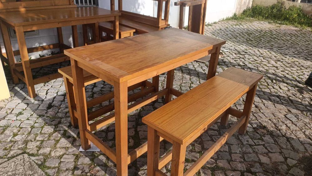 conjunto de mesas e bancos