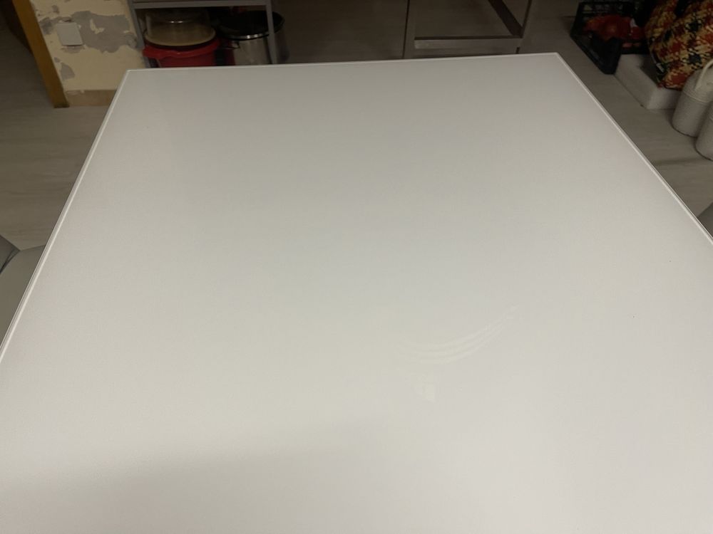 Mesa de cozinha com tampo em vidro