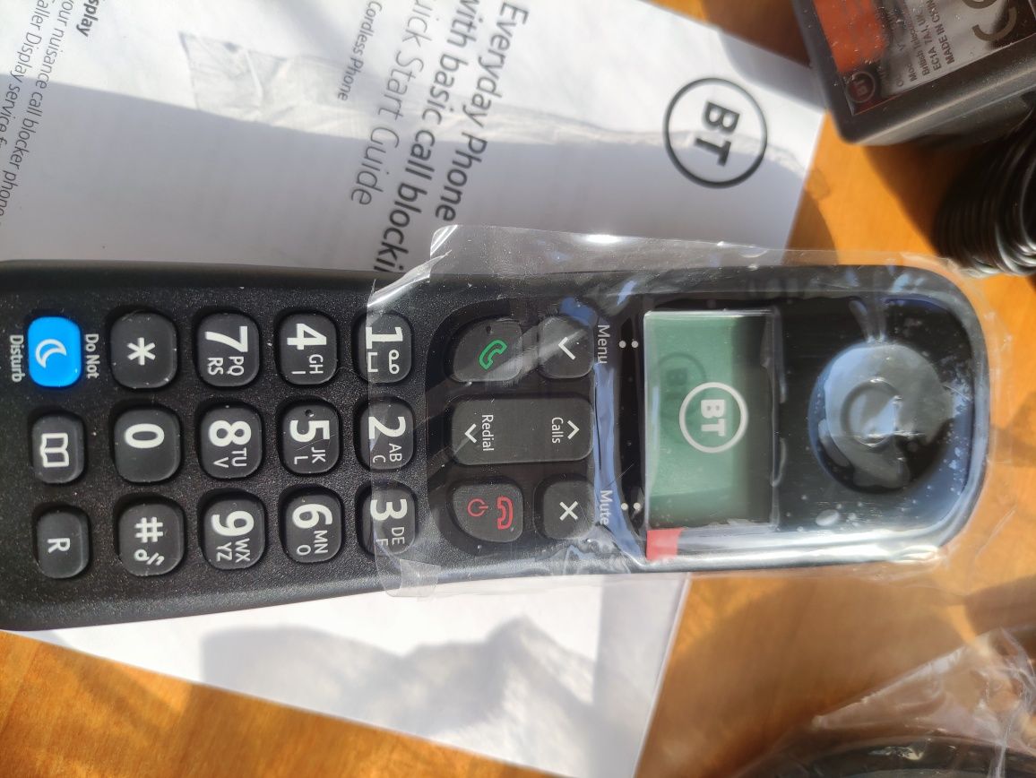 Telefon bezprzewodowy BT z podwójną słuchawką.