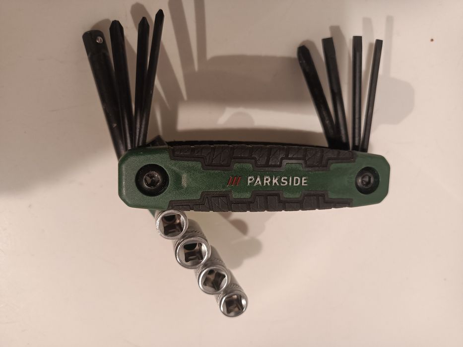 Niezbędnik, narzędzia do roweru, nasadki, klucze rowerowe.