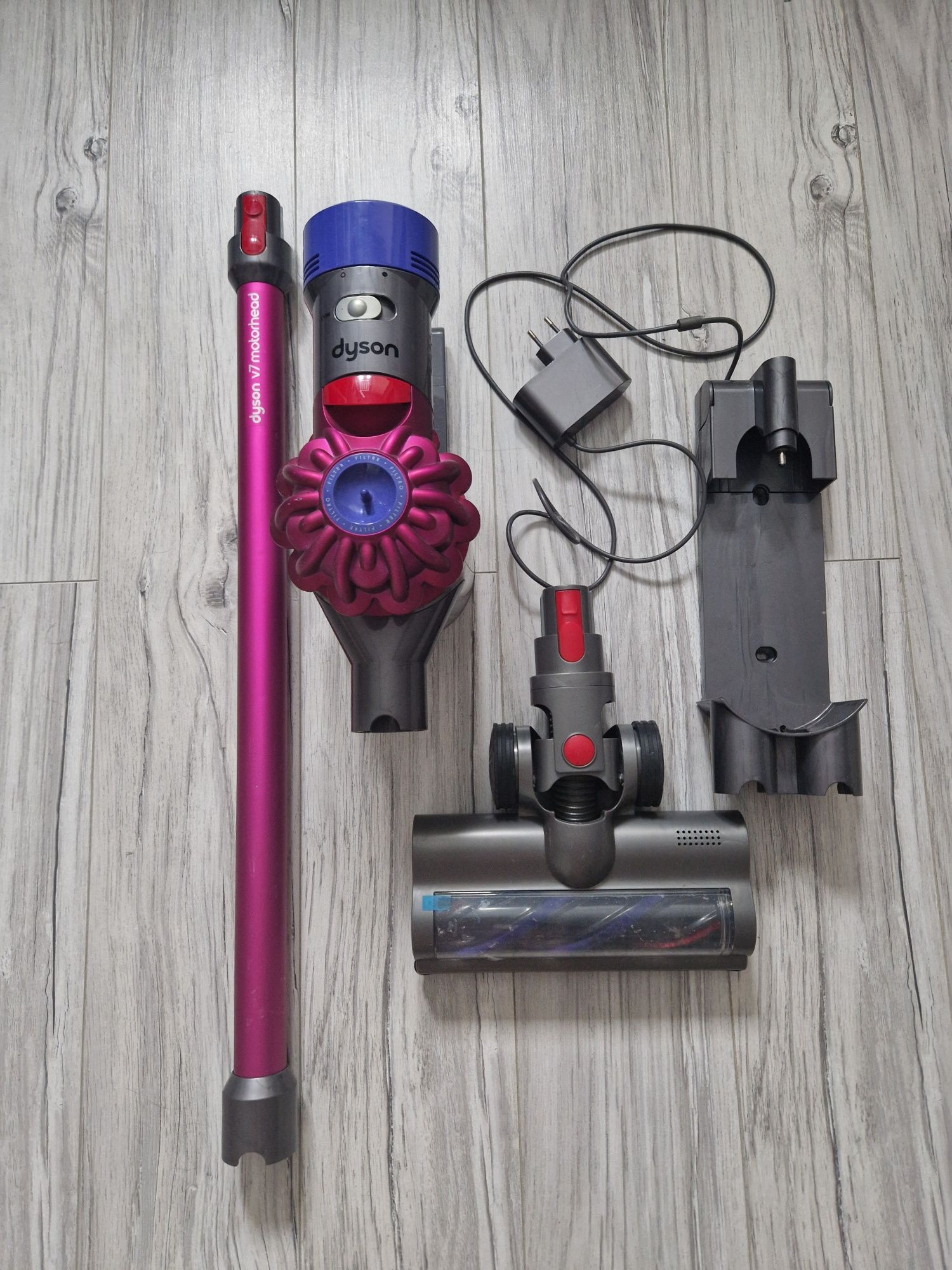 Dyson V8  nowa bateria odkurzacz pionowy, akumulatorowy, bezworkowy

C